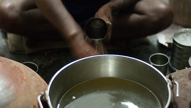 Homem produz bhang, bebida sagrada para os hindus