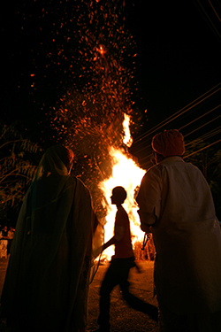 Holika: os moradores acendem fogueiras na noite anterior ao Holi | Foto: Delcio Gonçalves