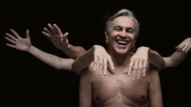 O cantor Caetano Veloso abre a programação do Festival Bananada 2015 com o show “Abraçaço”