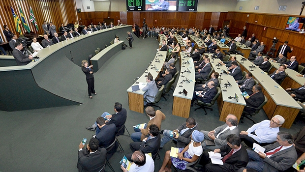 Mesmo com protestos da oposição, proposta foi aprovada em segunda votação| Foto: Y. Maeda