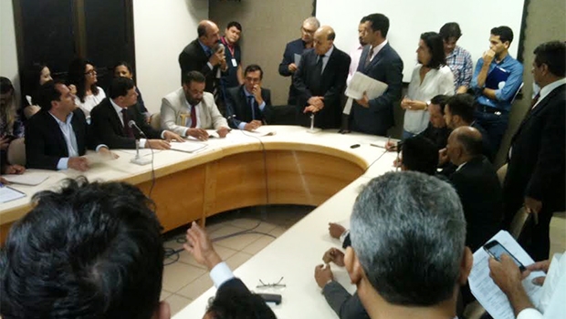 Clima ficou quente na apertada sala da reuniões da Comissão Mista da Câmara | Foto: Marcello Dantas