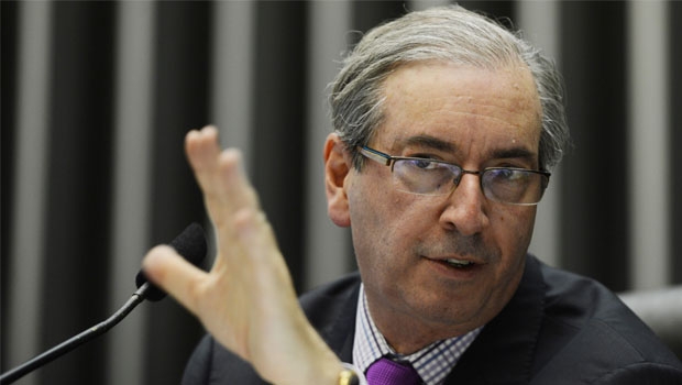 Eduardo Cunha, presidente da Câmara dos Deputados, e a maquete das novas estruturas para seus colegas: gasto de bilhões em meio a ajuste e manifestações
