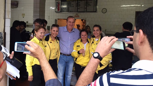 Prefeito é cumprimentado por agentes da Secretaria Municipal de Trânsito (SMT) na lanchonete Biscoito Pereira | Foto: Alexandre Parrode