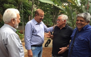 Prefeito Paulo Garcia e artista plástico Amaury de Menezes, à direita | Foto: Alexandre Parrode