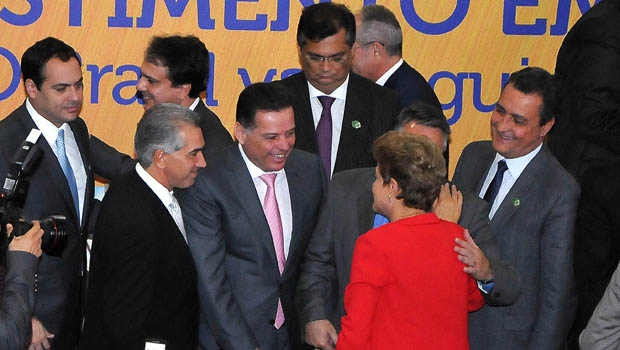 Ao centro, de gravata rosa, governador Marconi Perillo; de vernleho, presidente Dilma Rousseff (PT) | Foto: Lailson Damasio