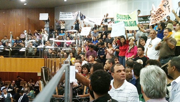 Sessão tumultuada com manifestações a favor e contra identidade de gênero | Foto: Marcello Dantas