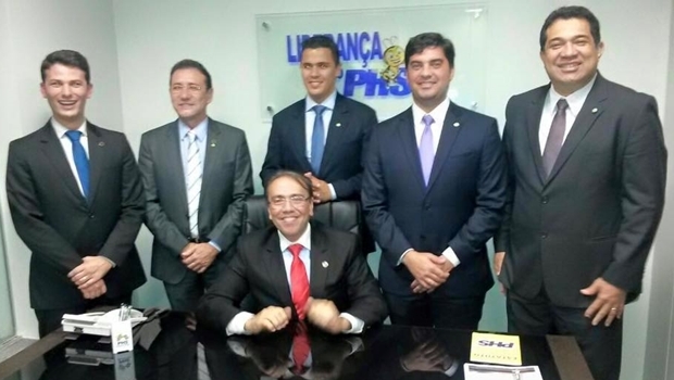 Eduardo Machado (sentado), com parlamentares do PHS, em Brasília: foco é o partido | Foto: reprodução / Facebook