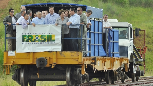 Presidente Dilma Rousseff (PT) e o governador Marconi Perillo (PSDB) durante inauguração da ferrovia em Anápolis, em maio do ano passado | Foto: Fernando Leite / Jornal Opção