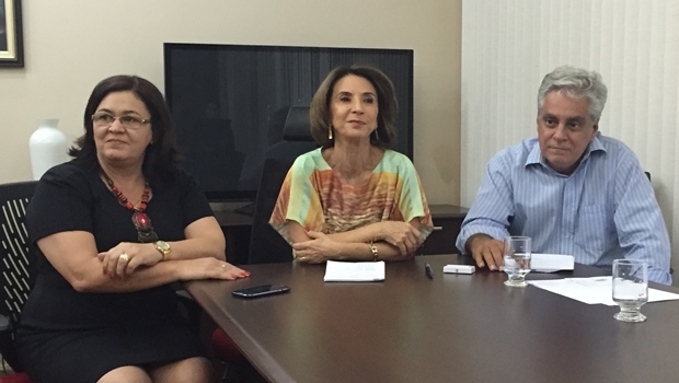 Prefeita da Cidade de Goiás, Selma Bastos (PT), participou do anúncio da mudança da data do Fica 2015, ao lado da secretária Raquel Teixeira e o superintendente Aguinaldo Coelho | Foto: Alexandre Parrode
