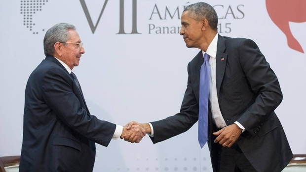 O líder cubano, Raul Castro (esquerda), e o presidente dos Estados Unidos, Barack Obama, durante encontro em abril deste ano | Foto: Foto: Amanda Lucidon/Official White House