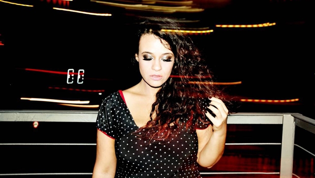 A cantora Tulipa Ruiz apresenta as canções do último disco, “Dancê”. Mais pop e com o som mais encorpado, seu show promete colocar todo mundo para dançar | Foto: Divulgação.