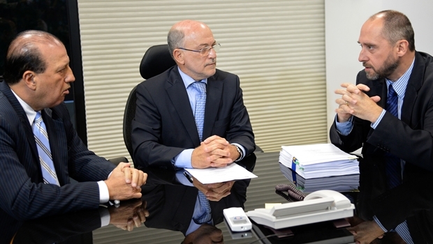 O ministro do TCU, Augusto Nardes (esquerda), e o presidente do TCU, Aroldo Cedraz (centro), recebem do advogado-geral da União, Luís Inácio Adams, a defesa da presidente Dilma Rousseff | Foto: Wilson Dias/ Agência Brasil