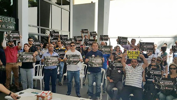 Manifestação em frente ao edifício-sede da Justiça Federal em Goiás, na segunda-feira | Foto: Divulgação/Sinasempu