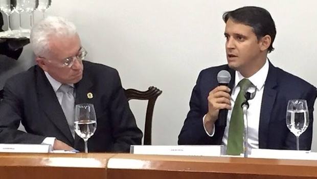 Thiago Peixoto e o ex-ministro Mangabeira Unger