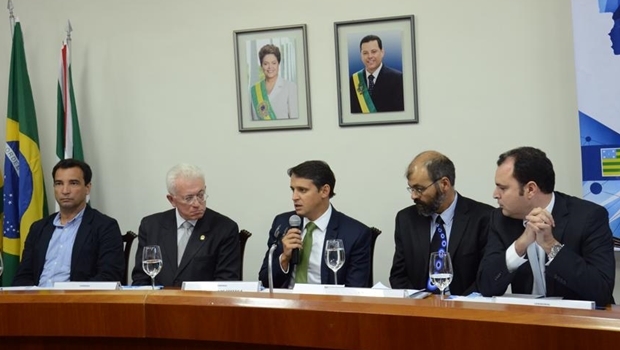 Ministro Mangabeira Unger e o secretário Thiago Peixoto: madrugaram e surpreenderam os próprios assessores