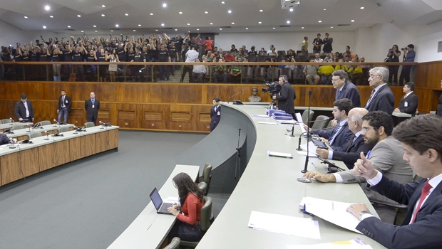 Servidores do Judiciário comemoram aprovação do projeto, durante sessão | Foto: Y. Maeda
