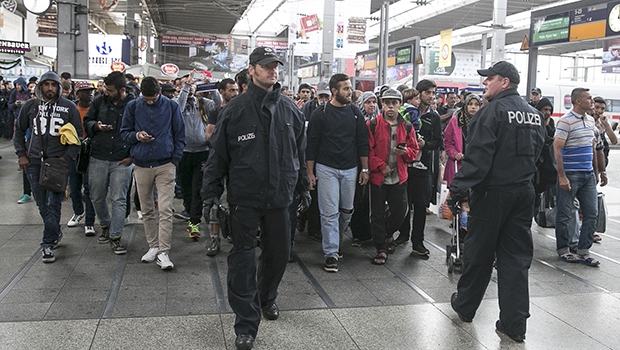 Cerca de 6 mil imigrantes já cruzaram a fronteira da Hungria com a Áustria, e algumas centenas já chegaram à estação de Munique, no sul da Alemanha