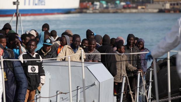 Duzentos e vinte imigrantes desembarcando no porto de Catania, na Sicília, em abril deste ano | Foto: IFRC- International Federation of Red Cross and Red Crescent Societies