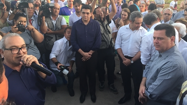 Tayrone di Martino entre o prefeito de Trindade, Jânio Darrot, e o governador Marconi Perillo: vai tucanar? | Foto: Alexandre Parrode / Jornal Opção