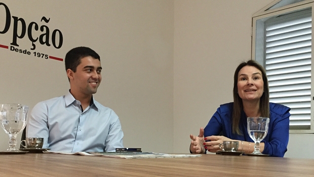 O coordenador de parcerias da Dotz em Goiás, Lucas Edgar Campos da Costa, e a diretora regional Claudia Campolina, em entrevista na sede do Jornal Opção | Foto: Alexandre Parrode