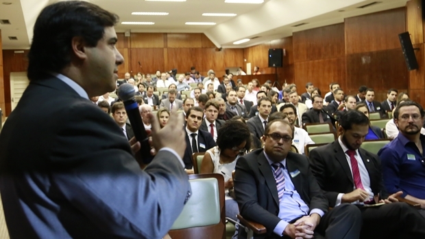 Flávio Buonaduce discursa durante evento na Alego
