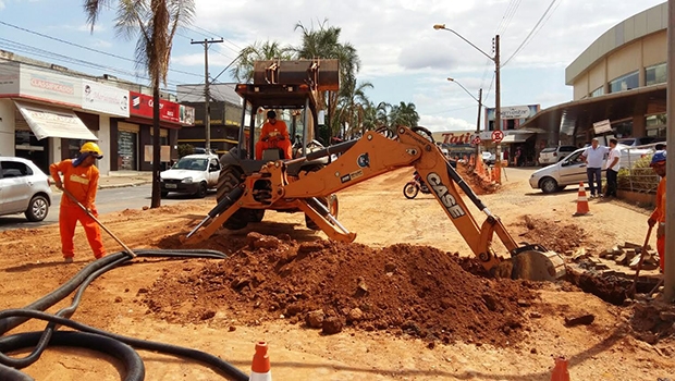 Operários realizam preparação da via para o asfaltamento