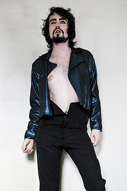 Na abertura da 15ª edição do Mostra Curtas, o cantor pernambucano Johnny Hooker apresenta um pocket show nos palcos do Teatro Goiânia | Erica Colaço