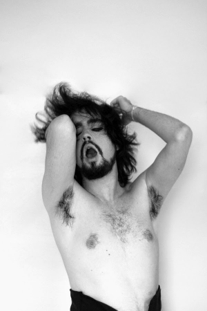 Compositor, ator e diretor de cinema, o pernambucano Johnny Hooker brincou "Mostra Curtas debutando com Hooker"