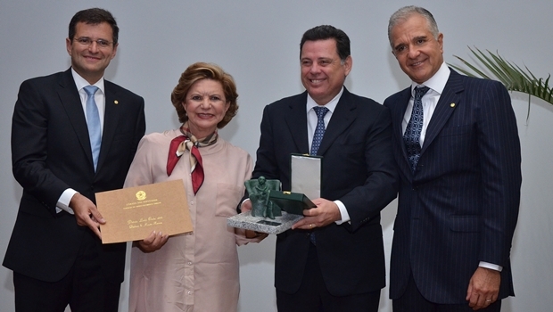 Deputado Marcos Abrão, senador Lúcia Vânia, governador Marconi e o deputado Júlio Lopes (PP-RJ) durante entrega do prêmio | Foto: Eduardo Ferreira