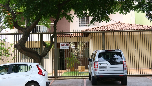 Sede da construtora Milão, no Jardim Planalto, identificada apenas por uma placa com o nome da empresa | Fernando Leite/Jornal Opção
