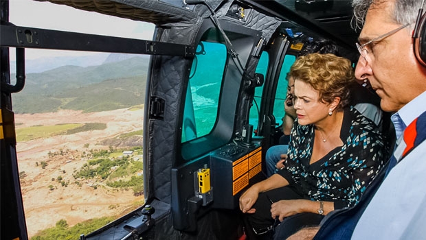 Ao lado do governador mineiro Fernando Pimentel, Dilma observa o desastre da Bacia do Rio Doce: sem tocar o pé na lama | Roberto Stuckert Filho/PR