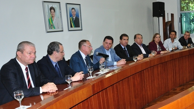 Governador e prefeito reunidos com empresários | Foto: Walter Alves
