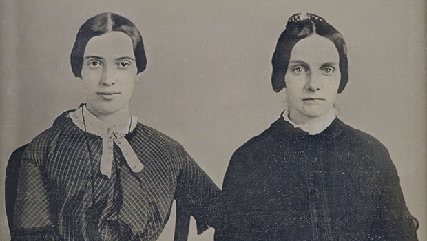 Emily Dickinson (à esquerda), maior poeta americana e traduzida para várias línguas, em fotografia descoberta há pouco tempo