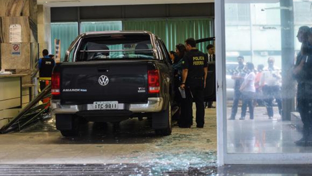 Uma caminhonete, com placa de Londrina, invadiu a entrada de serviço do Ministério da Fazenda. Ninguém se feriu | José Cruz/Agência Brasil