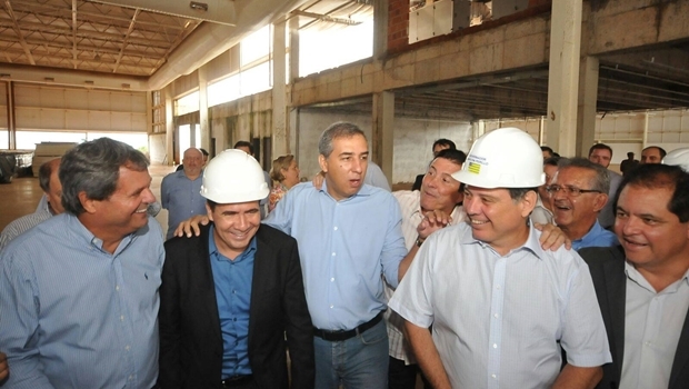 Marconi vistoria obras ao lado do secretário José Elinton e do prefeito Anápolis, João Gomes | Foto: Reprodução/Facebook