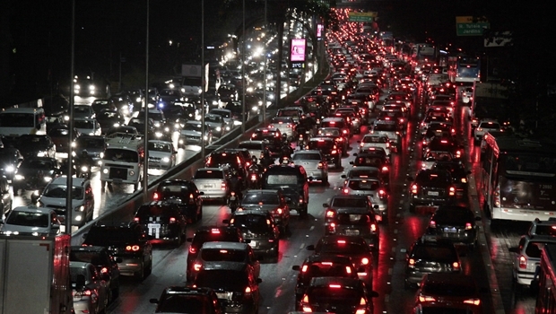 Congestionamento na Avenida 23 de maio após um dia de chuva em São Paulo. Será que é mesmo a cidade com o pior trânsito do Brasil?| Foto: Oswaldo Corneti/ Fotos Públicas