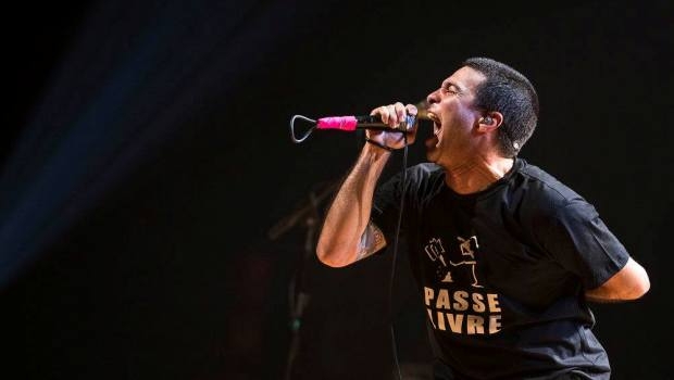 Rodrigo Lima canta no último show da turnê do disco Vitória, na Sal Olido, em São Paulo | Foto: Deivide Leme