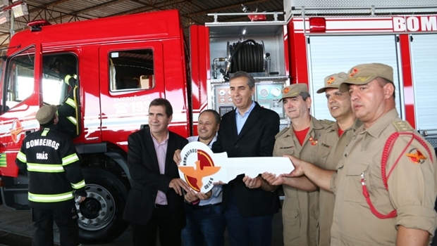 José Eliton em cerimônia de entrega de nova viatura e equipamentos, em Anápolis | Foto: Jota Eurípedes / Assessoria SSPAP