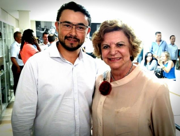 Kelton Pinheiro e Lúcia Vânia 8910908d-e7da-44d0-b5f4-f9b3e1a93c27