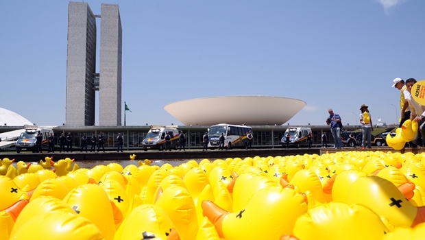 Em outubro de 2015, protesto da Fiesp espalhou patos de borracha no espelho d'água em frente ao Congresso Nacional | Foto: Lucio Bernardo Jr./ Câmara dos Deputados