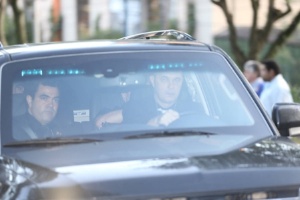 Lula da Silva levado pela PFlula-no-banco-de-tras-deixa-sua-casa-em-carro-da-policia-federal-1457090313282_300x200