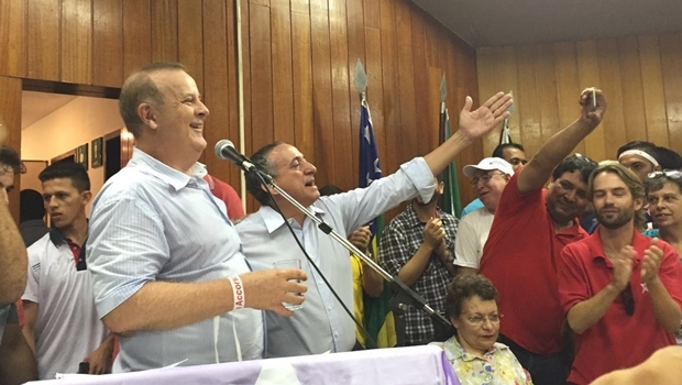 Embora plateia tenha protestado contra Anselmo, Paulo Garcia aproveitou sua fala para elogiá-lo: "Democrata" | Foto: Alexandre Parrode/ Jornal Opção