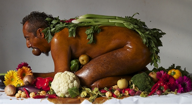 O espetáculo “Cozinha Performática” se baseia na alteridade humana e brinca com os alimentos, que se misturam em um prato | Foto: Yuri Pinheiro