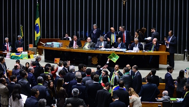 Câmara dos Deputados iniciou às 14 horas a sessão deste domingo (17/4), na qual os deputados votarão sim ou não pela aceitação da abertura do processo de impeachment | Foto: Nilson Bastian