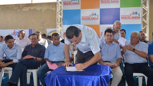 Desde a paralisação das atividades da Votorantim, o governador tem articulado soluções para o momento que Niquelândia enfrenta | Foto: Eduardo Ferreira