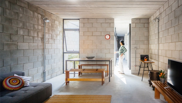 Interior da casa da Dona Dalva mostra como um pequeno espaço pode ser reaproveitado de forma racional | Foto: