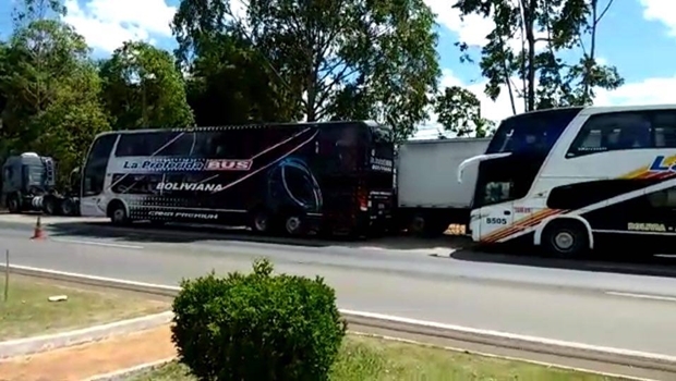 Três ônibus bolivianos estão retidos no pátio da PRF, em Anápolis | Foto: Divulgação PRF