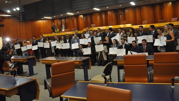 Mais de 30 jornalistas goianienses foram homenageados durante sessão | Foto: Solimar Oliveira
