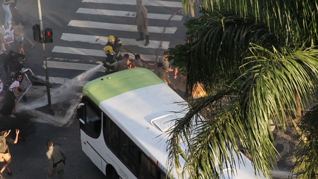 "Mascarados queimam pneus na Praça Cívica para impedir escoamento do tráfego no final da tarde de quinta", informou a PM | Foto: Comunicação Social PM5