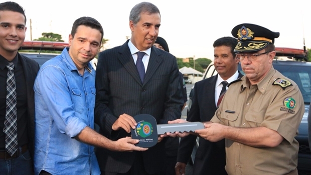 José Eliton entrega chave simbólica ao comandante da PM | Foto: André Saddi